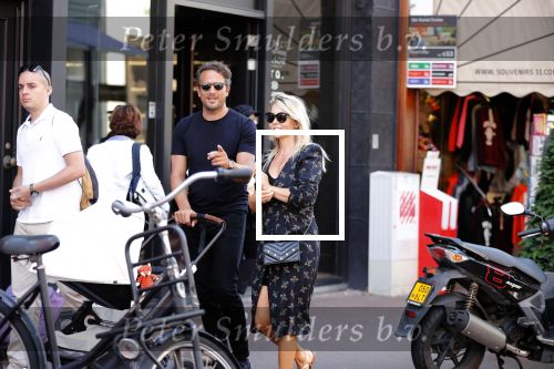 Amsterdam 1 september 2018
Chantal Janzen en haar man Marco wandelend met zoontj op pc hooftstraat. Chantal Gaat met fan op de foto.