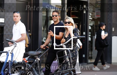 Amsterdam 1 september 2018
Chantal Janzen en haar man Marco wandelend met zoontj op pc hooftstraat. Chantal Gaat met fan op de foto.
