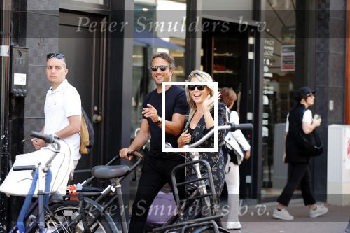 Amsterdam 1 september 2018
Chantal Janzen en haar man Marco wandelend met zoontj op pc hooftstraat. Chantal Gaat met fan op de foto.