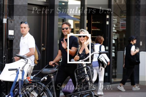 Amsterdam 1 september 2018
Chantal Janzen en haar man Marco wandelend met zoontj op pc hooftstraat. Chantal Gaat met fan op de foto.