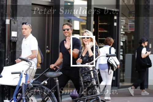 Amsterdam 1 september 2018
Chantal Janzen en haar man Marco wandelend met zoontj op pc hooftstraat. Chantal Gaat met fan op de foto.