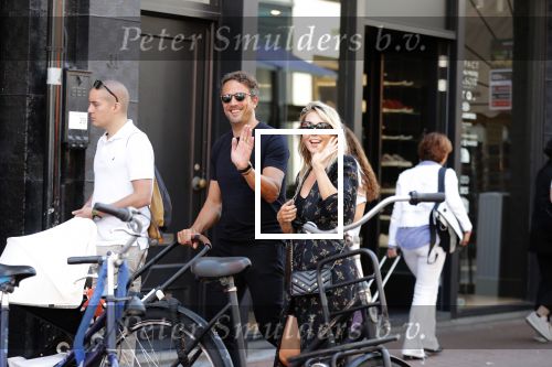 Amsterdam 1 september 2018
Chantal Janzen en haar man Marco wandelend met zoontj op pc hooftstraat. Chantal Gaat met fan op de foto.