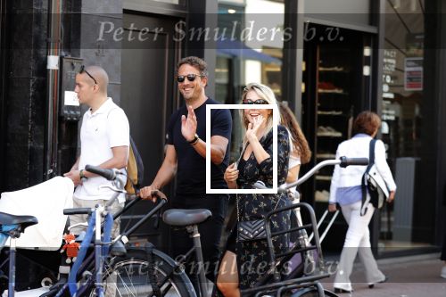 Amsterdam 1 september 2018
Chantal Janzen en haar man Marco wandelend met zoontj op pc hooftstraat. Chantal Gaat met fan op de foto.