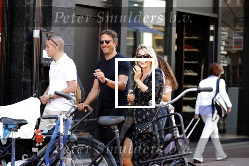 Amsterdam 1 september 2018
Chantal Janzen en haar man Marco wandelend met zoontj op pc hooftstraat. Chantal Gaat met fan op de foto.