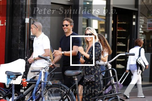 Amsterdam 1 september 2018
Chantal Janzen en haar man Marco wandelend met zoontj op pc hooftstraat. Chantal Gaat met fan op de foto.