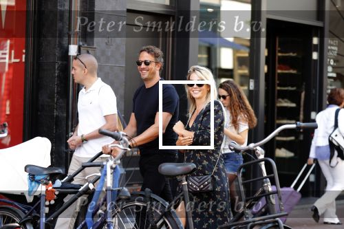 Amsterdam 1 september 2018
Chantal Janzen en haar man Marco wandelend met zoontj op pc hooftstraat. Chantal Gaat met fan op de foto.