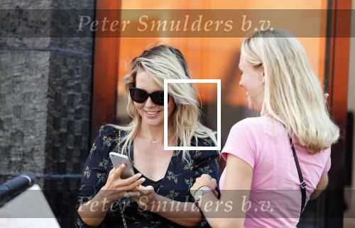 Amsterdam 1 september 2018
Chantal Janzen en haar man Marco wandelend met zoontj op pc hooftstraat. Chantal Gaat met fan op de foto.