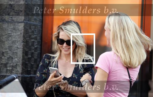 Amsterdam 1 september 2018
Chantal Janzen en haar man Marco wandelend met zoontj op pc hooftstraat. Chantal Gaat met fan op de foto.