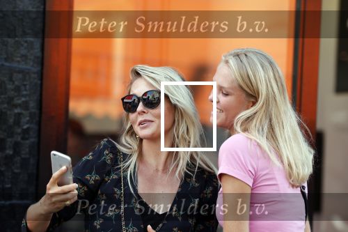 Amsterdam 1 september 2018
Chantal Janzen en haar man Marco wandelend met zoontj op pc hooftstraat. Chantal Gaat met fan op de foto.