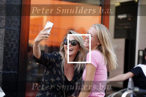 Amsterdam 1 september 2018
Chantal Janzen en haar man Marco wandelend met zoontj op pc hooftstraat. Chantal Gaat met fan op de foto.