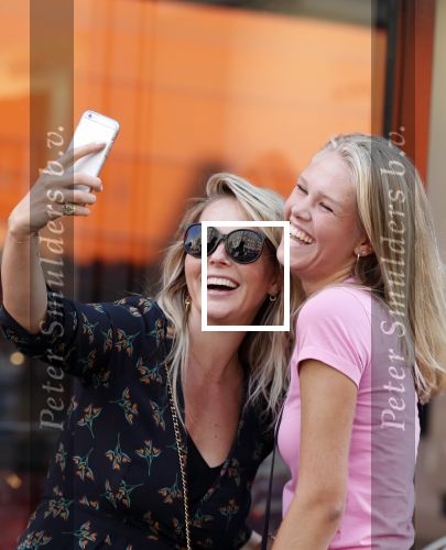 Amsterdam 1 september 2018
Chantal Janzen en haar man Marco wandelend met zoontj op pc hooftstraat. Chantal Gaat met fan op de foto.