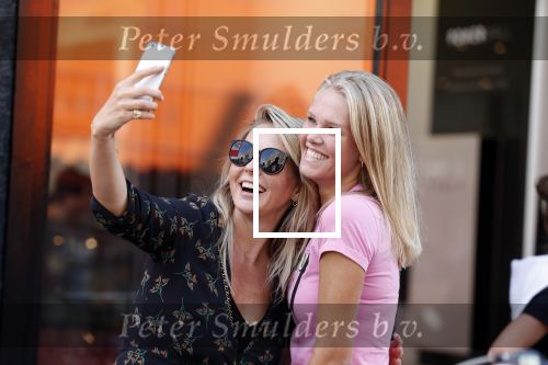 Amsterdam 1 september 2018
Chantal Janzen en haar man Marco wandelend met zoontj op pc hooftstraat. Chantal Gaat met fan op de foto.
