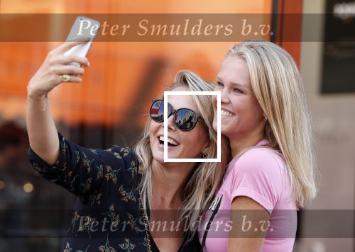 Amsterdam 1 september 2018
Chantal Janzen en haar man Marco wandelend met zoontj op pc hooftstraat. Chantal Gaat met fan op de foto.