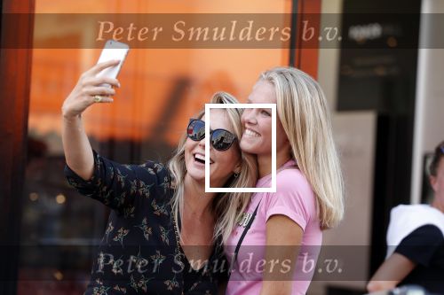 Amsterdam 1 september 2018
Chantal Janzen en haar man Marco wandelend met zoontj op pc hooftstraat. Chantal Gaat met fan op de foto.