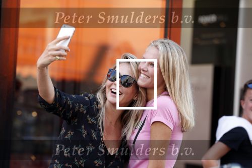 Amsterdam 1 september 2018
Chantal Janzen en haar man Marco wandelend met zoontj op pc hooftstraat. Chantal Gaat met fan op de foto.