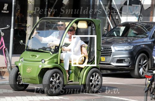 Amsterdam 1 augustus 2018
Connie Witteman en partner Eugene v Dun in hun nieuwe Connieâ€™s Creative Car Concept karrteje (Biro)