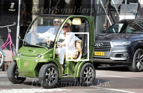 Amsterdam 1 augustus 2018
Connie Witteman en partner Eugene v Dun in hun nieuwe Connieâ€™s Creative Car Concept karrteje (Biro)