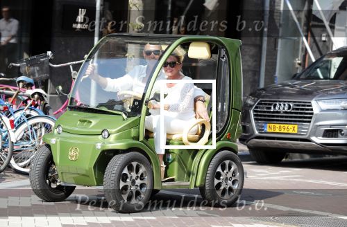 Amsterdam 1 augustus 2018
Connie Witteman en partner Eugene v Dun in hun nieuwe Connieâ€™s Creative Car Concept karrteje (Biro)