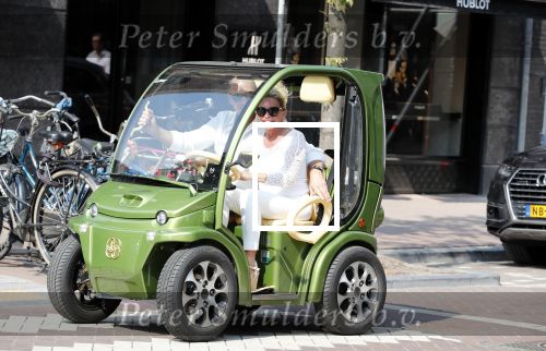 Amsterdam 1 augustus 2018
Connie Witteman en partner Eugene v Dun in hun nieuwe Connieâ€™s Creative Car Concept karrteje (Biro)