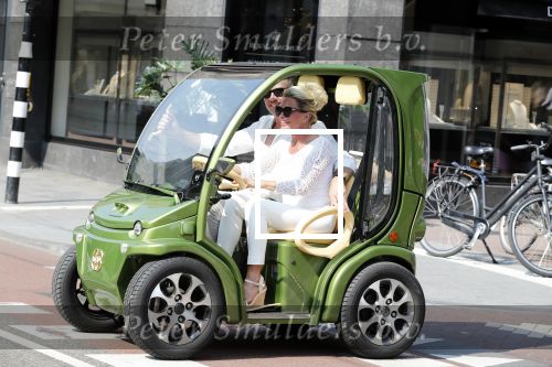 Amsterdam 1 augustus 2018
Connie Witteman en partner Eugene v Dun in hun nieuwe Connieâ€™s Creative Car Concept karrteje (Biro)