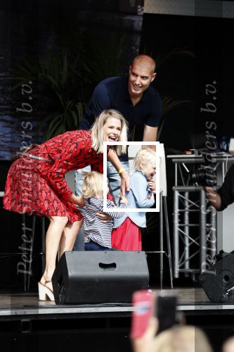 Waspik Waalwijk 26 augustus 2018
Huldiging Maarten v d Weijdenin Waalwijk en met familie bij zijn huis. Zijn vrouw Daisy en kinderen Phileine en Robien waren er natuurlijk bij.