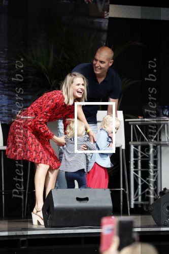 Waspik Waalwijk 26 augustus 2018
Huldiging Maarten v d Weijdenin Waalwijk en met familie bij zijn huis. Zijn vrouw Daisy en kinderen Phileine en Robien waren er natuurlijk bij.