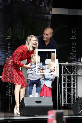 Waspik Waalwijk 26 augustus 2018
Huldiging Maarten v d Weijdenin Waalwijk en met familie bij zijn huis. Zijn vrouw Daisy en kinderen Phileine en Robien waren er natuurlijk bij.