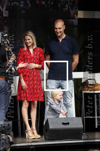 Waspik Waalwijk 26 augustus 2018
Huldiging Maarten v d Weijdenin Waalwijk en met familie bij zijn huis. Zijn vrouw Daisy en kinderen Phileine en Robien waren er natuurlijk bij.