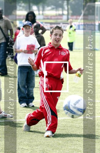 Amsterdam 7 juni 2008
Bijeenkomst voor ADHD paptienten op de toekomst bij Ajax. topscorer ajax jeugd en neef Andre Hazes jr
Peter Smulders bv