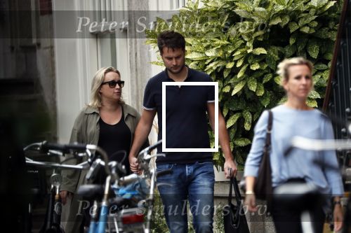Amsterdam 4 september 2018
Een hoogzwangere Eva Jinek met steun en toeverlaat Dexter v d Voorn