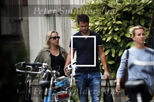 Amsterdam 4 september 2018
Een hoogzwangere Eva Jinek met steun en toeverlaat Dexter v d Voorn