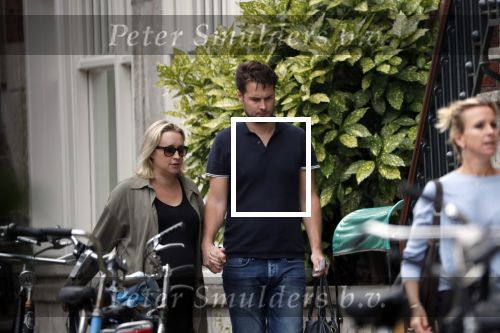Amsterdam 4 september 2018
Een hoogzwangere Eva Jinek met steun en toeverlaat Dexter v d Voorn