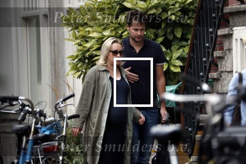 Amsterdam 4 september 2018
Een hoogzwangere Eva Jinek met steun en toeverlaat Dexter v d Voorn