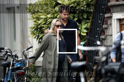 Amsterdam 4 september 2018
Een hoogzwangere Eva Jinek met steun en toeverlaat Dexter v d Voorn
