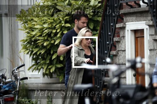 Amsterdam 4 september 2018
Een hoogzwangere Eva Jinek met steun en toeverlaat Dexter v d Voorn