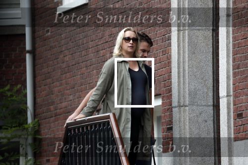 Amsterdam 4 september 2018
Een hoogzwangere Eva Jinek met steun en toeverlaat Dexter v d Voorn