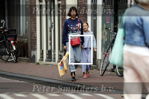 Amsterdam 27 augustus 2018
Georgina Verbaan met dochter boodschappen aan het doen.