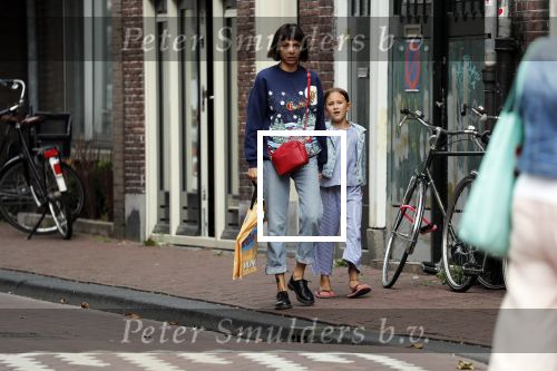 Amsterdam 27 augustus 2018
Georgina Verbaan met dochter boodschappen aan het doen.