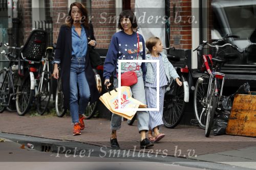 Amsterdam 27 augustus 2018
Georgina Verbaan met dochter boodschappen aan het doen.