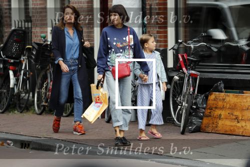 Amsterdam 27 augustus 2018
Georgina Verbaan met dochter boodschappen aan het doen.