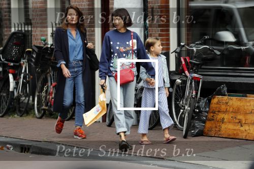 Amsterdam 27 augustus 2018
Georgina Verbaan met dochter boodschappen aan het doen.