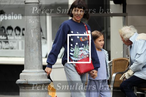Amsterdam 27 augustus 2018
Georgina Verbaan met dochter boodschappen aan het doen.