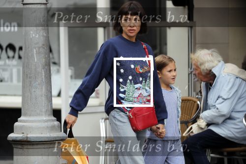 Amsterdam 27 augustus 2018
Georgina Verbaan met dochter boodschappen aan het doen.