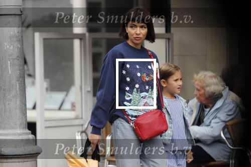 Amsterdam 27 augustus 2018
Georgina Verbaan met dochter boodschappen aan het doen.