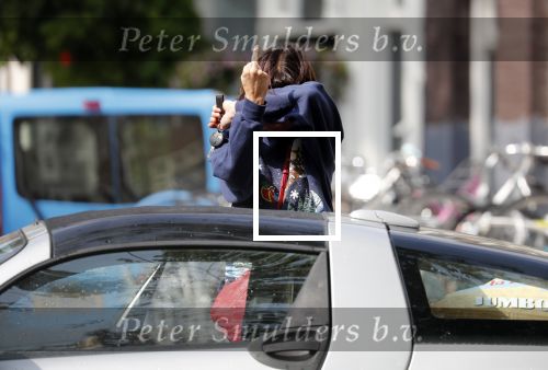 Amsterdam 27 augustus 2018
Georgina Verbaan met dochter boodschappen aan het doen. Middelvinger