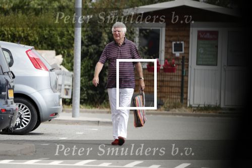 Mijnsherenland 1 augustus 2018
Gerard Cox bij zijn huis en tijdens het boodschappen doen.