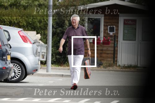Mijnsherenland 1 augustus 2018
Gerard Cox bij zijn huis en tijdens het boodschappen doen.