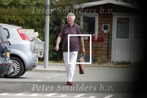 Mijnsherenland 1 augustus 2018
Gerard Cox bij zijn huis en tijdens het boodschappen doen.