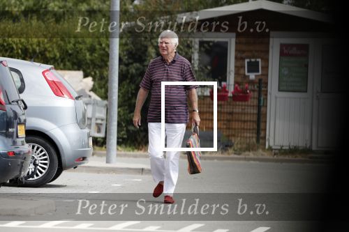 Mijnsherenland 1 augustus 2018
Gerard Cox bij zijn huis en tijdens het boodschappen doen.