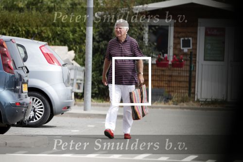 Mijnsherenland 1 augustus 2018
Gerard Cox bij zijn huis en tijdens het boodschappen doen.